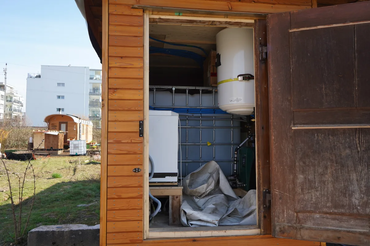 In der Siedlung hat es einen eigenen Wagen für Sanitäranlagen.